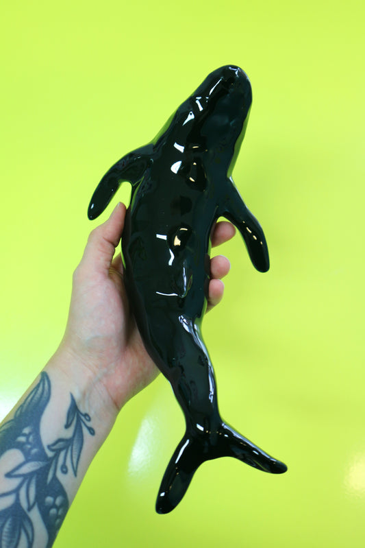 Ryhävalas / keraaminen taide-esine